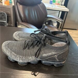 Nike Air VaporMax Flyknit 2 sneakers in a black and anthracite colorway